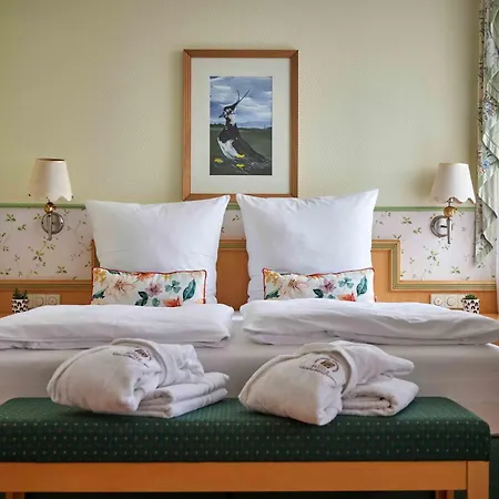 Inselhotel Vierjahreszeiten 4* بوركم