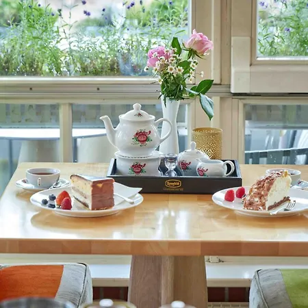 Inselhotel Vierjahreszeiten 4* بوركم