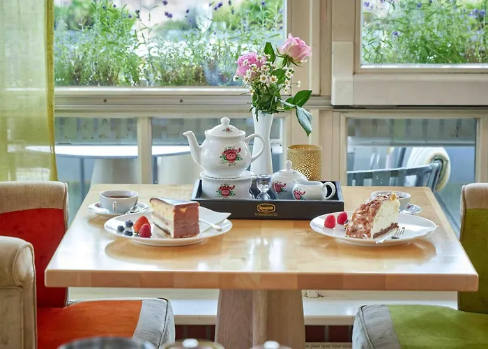 Inselhotel Vierjahreszeiten 4* بوركم